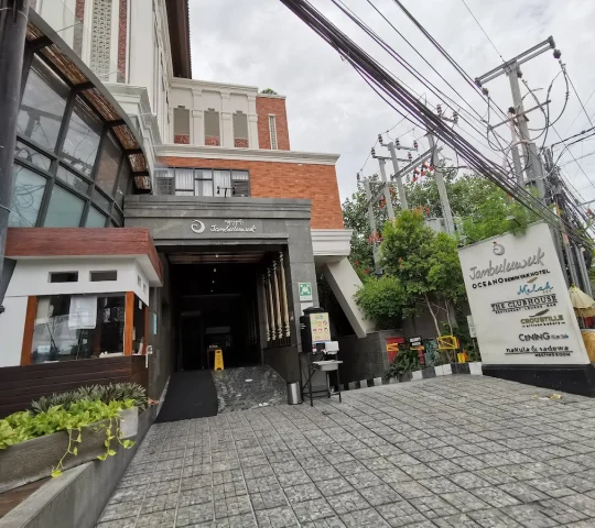 Jambuluwuk Oceano Seminyak Hotel